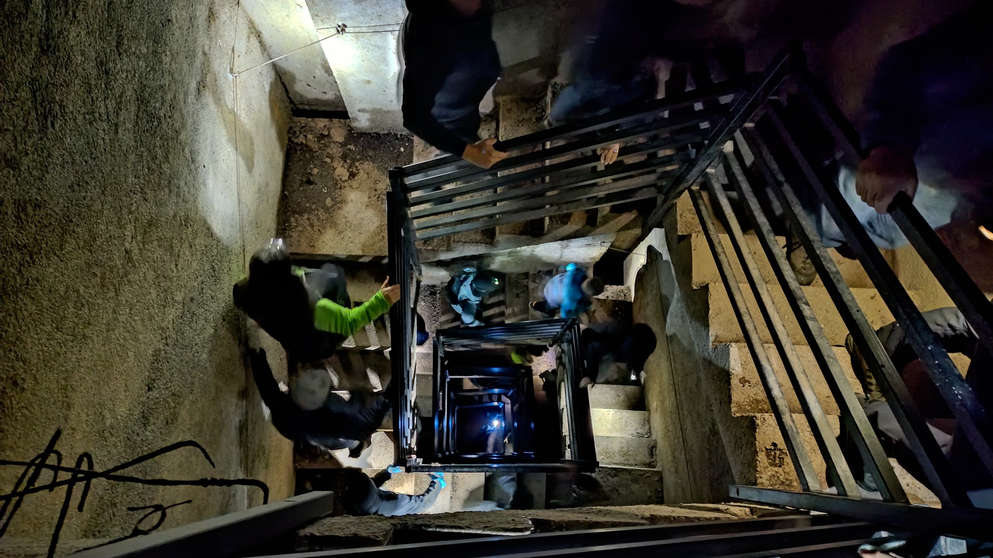 V notranjosti utrdbe na Golem vrhu
