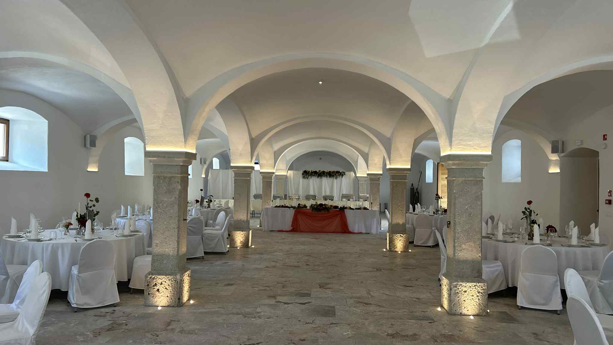 Dvorana pod Velbi, Dvorec Visoko