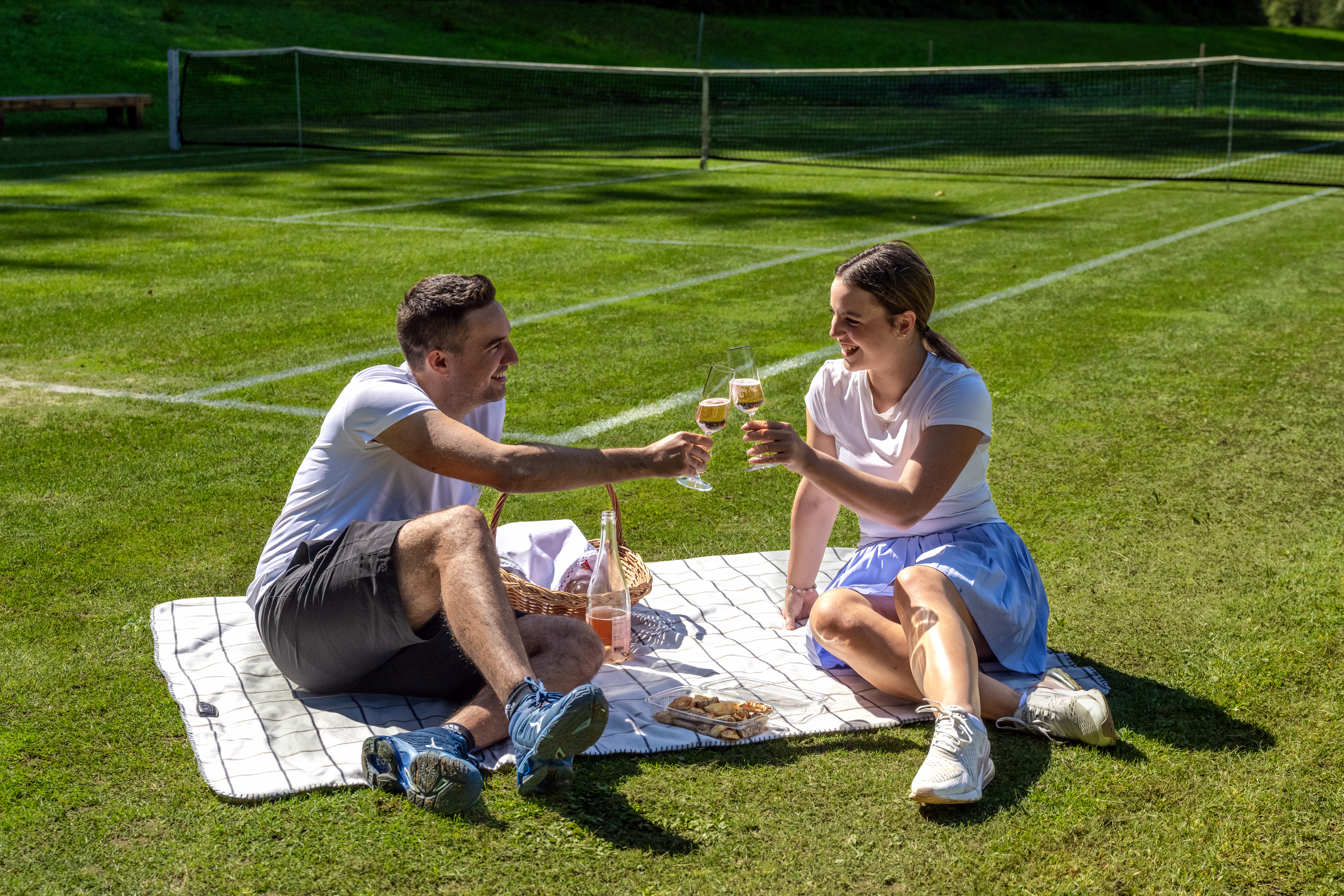 Romantični piknik pod krošnjami